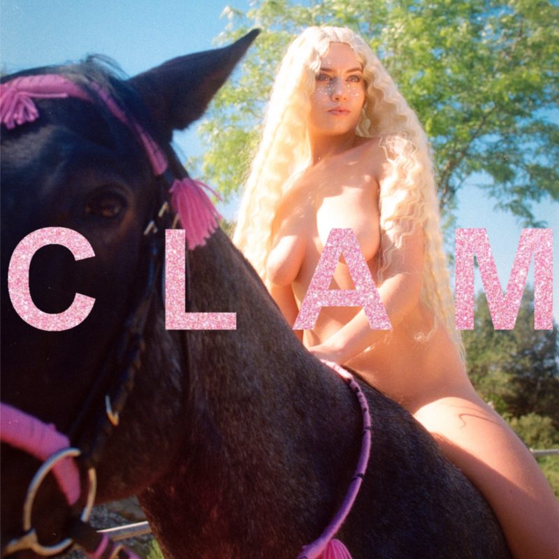 Équitation en tenue d’Eve pour USE et son nouveau clip non-censuré « Clam » accompagné de T.O.LD