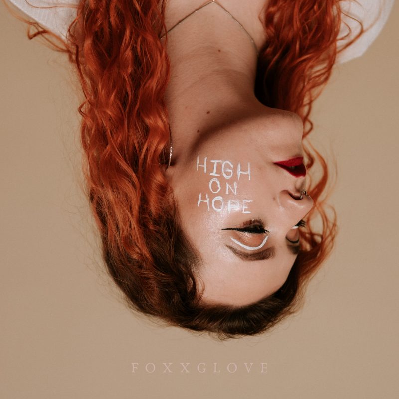 Foxxglove nous dévoile son nouveau titre Dark Pop « High on Hope »
