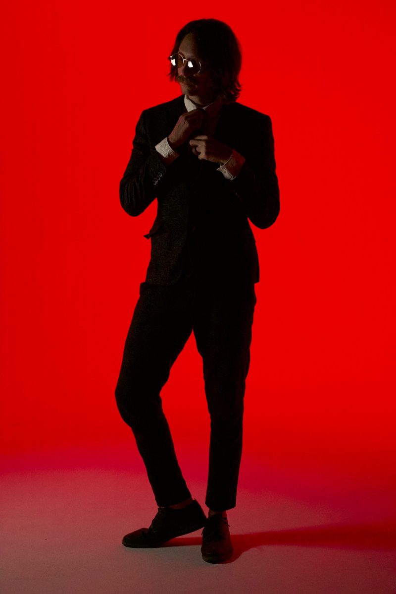 Bradley Denniston se défoule sur son nouveau single « Red Lights »