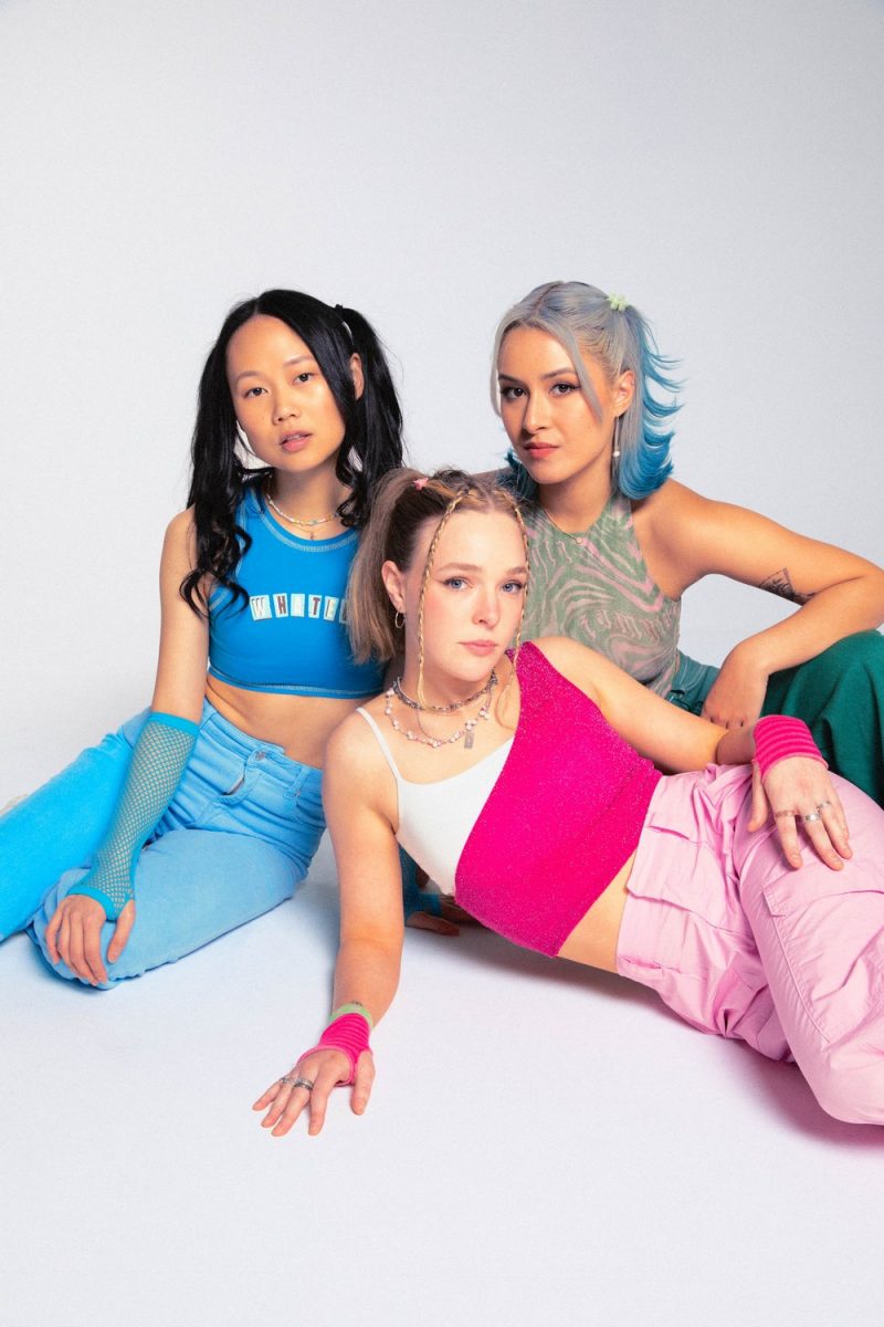 Découvrez le monde musical au rythme du trio Zhuli, Ivoris, Holly Hebe dans leur single « Supervillain »