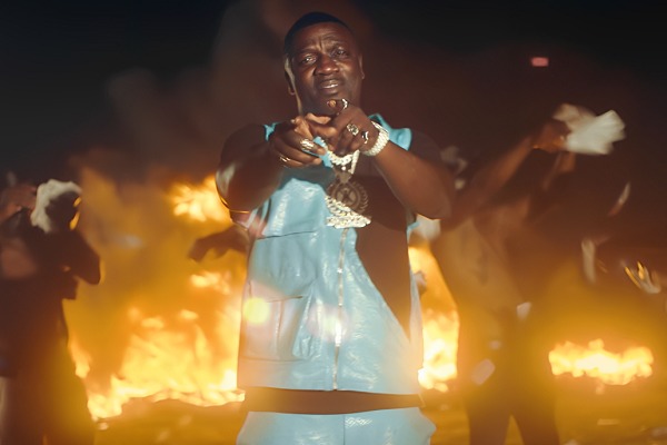 Akon nous plonge dans l’excitation de la « Slow Motion » avec son nouveau clip captivant