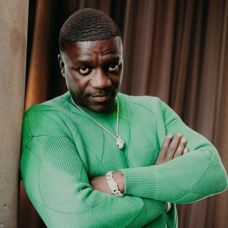 Le remix explosif de « Enjoy That » de Akon en duo avec Mr Brown : Une collaboration musicale dynamique