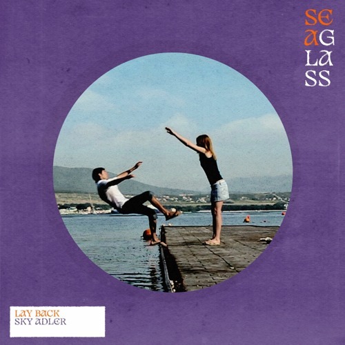 « Lay Back » de Sea Glass en duo avec Sky Adler : Une chanson touchante sur la peur de l’amour