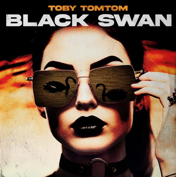 « Black Swan » : L’univers singulier et familier du talentueux artiste américain TOBY TOMTOM