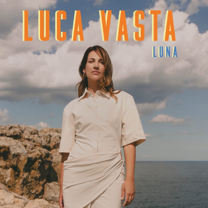 Luca Vasta Revient avec « Blu » : Un Voyage Nostalgique au Cœur de l&rsquo;Italo Pop