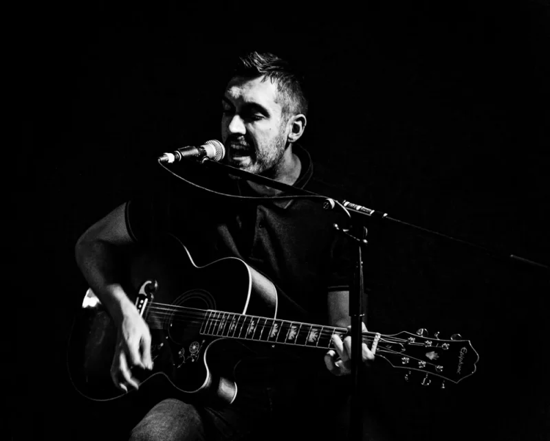 Martin Leary Révèle « Insanity » : Un Single d’Alternative Rock de Haute Volée
