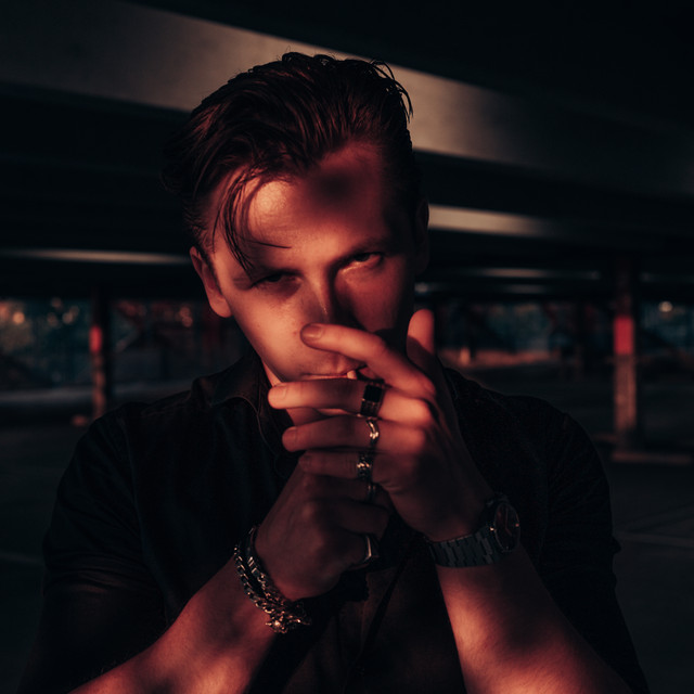 Paisley Noir et ‘Cigarette Butts’ : Un voyage musical entre ambition et mythologie