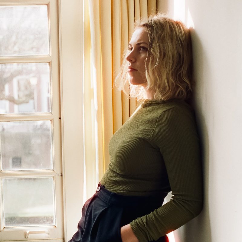 Philine et la dualité des sentiments dans son nouveau single ‘Your House, My House’