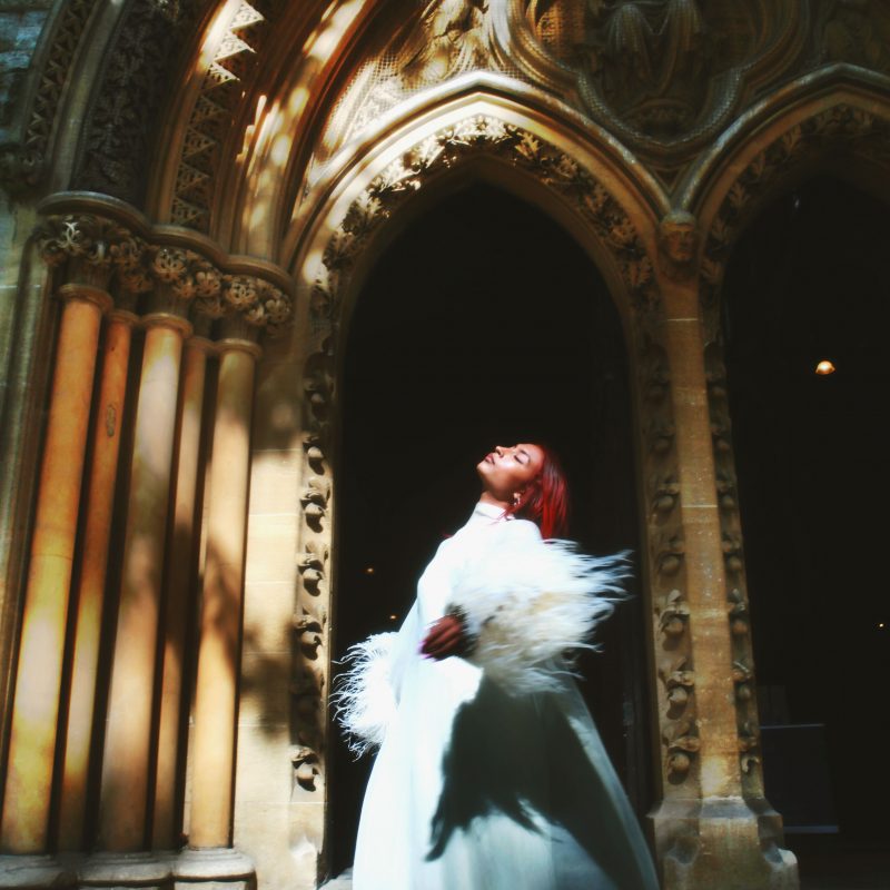 Aanya Martin et les “White Doves” : Un hymne à la liberté émotionnelle