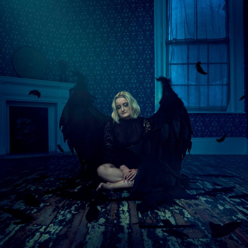 « More Than A Metaphor » : Beth de Bacci Révèle une Ballade Intense et Son Clip Évocateur