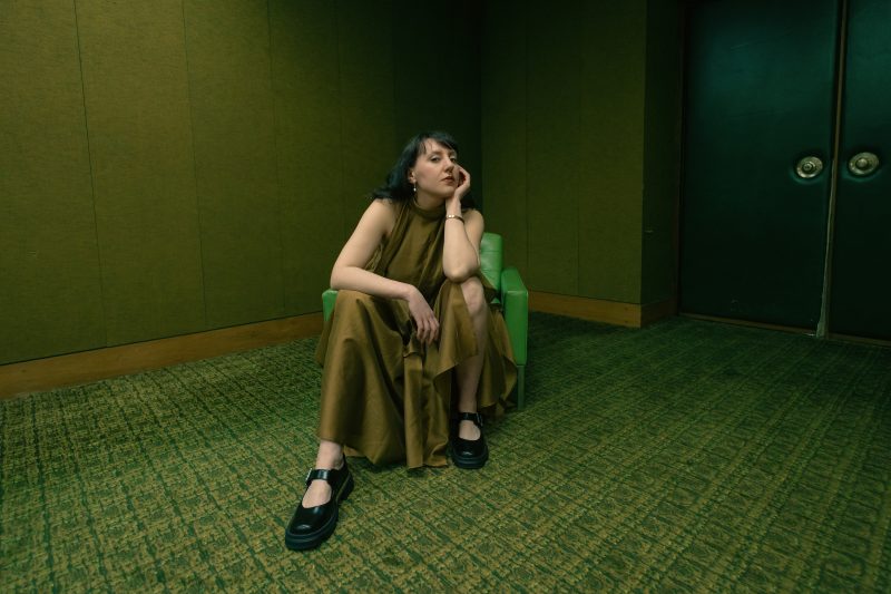 Emma Miller Dévoile « Just A Feeling » : Une Ballade Alt-Folk Envoûtante