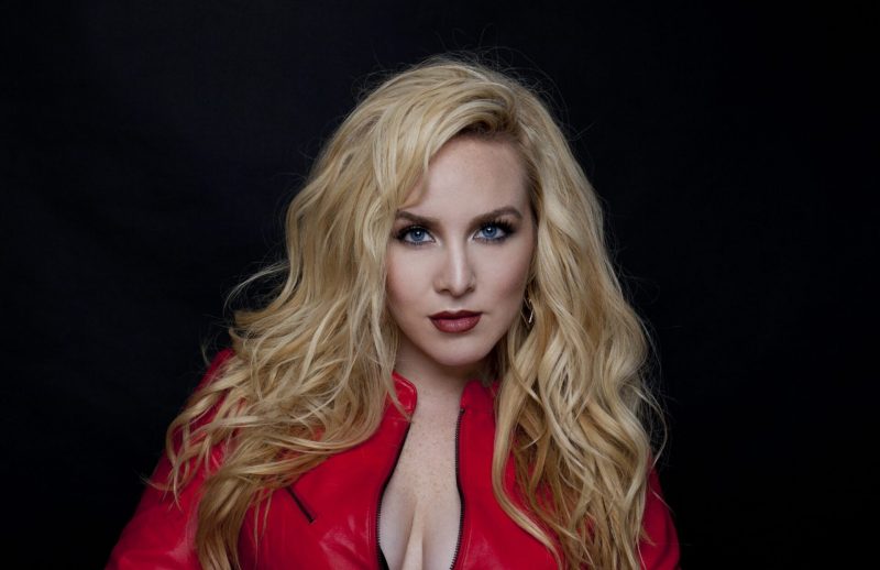Ginny Luke et Orianthi : “Devil at My Heels”, un hymne à l’émancipation