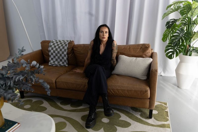 Hannah Stow Éclaire les Ombres avec « In the Dark »