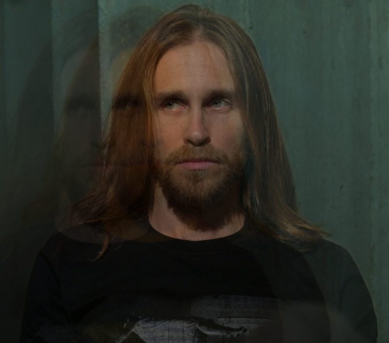 May Fall dévoile sa nouvelle chanson « Under Cover » et son clip vidéo audacieux