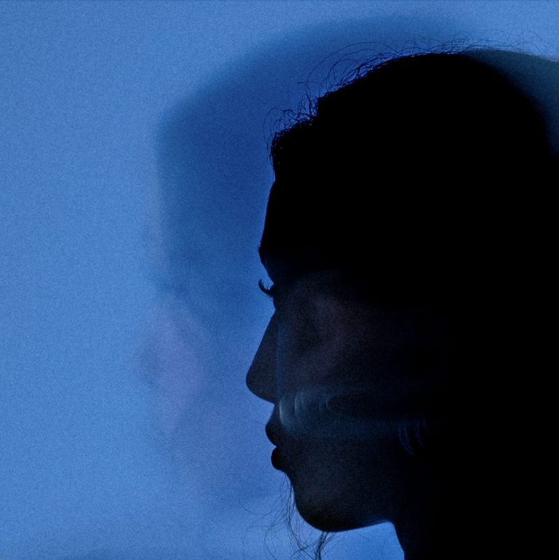 Nicky MacKenzie revient avec « Come Back » : Une exploration vulnérable et envoûtante
