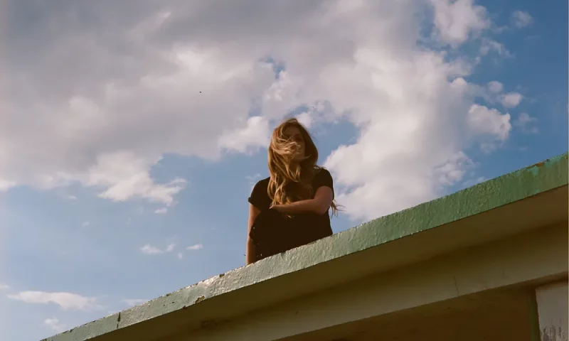 Thandii : “Someone Else”, une introspection musicale sur la croissance personnelle