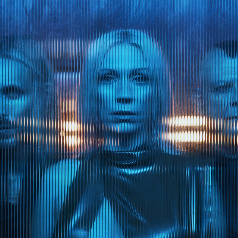 8mm Éblouit avec ‘Over and Over’ : Une Exploration Musicale Intense et Envoûtante