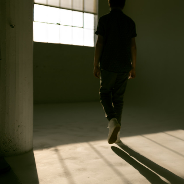 Carson Ferris explore les profondeurs des relations toxiques avec son nouveau single « Ghosts »