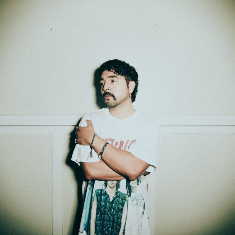 Johnny Cisneros explore les méandres de l’amour avec « NEEDY » : un retour post-punk saisissant