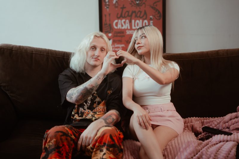 « 2YOUNG4U » : Quand Love Ghost et Andie Gago Chanteront l’Amour Improbable