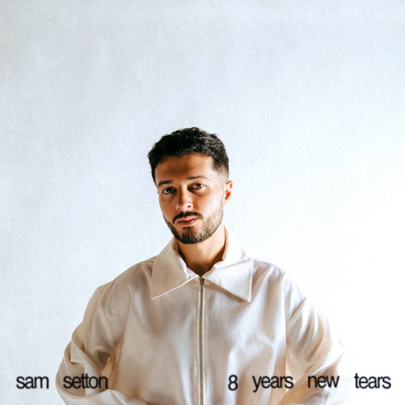 Sam Setton dévoile « 8 Years New Tears » : un voyage introspectif et mélodique