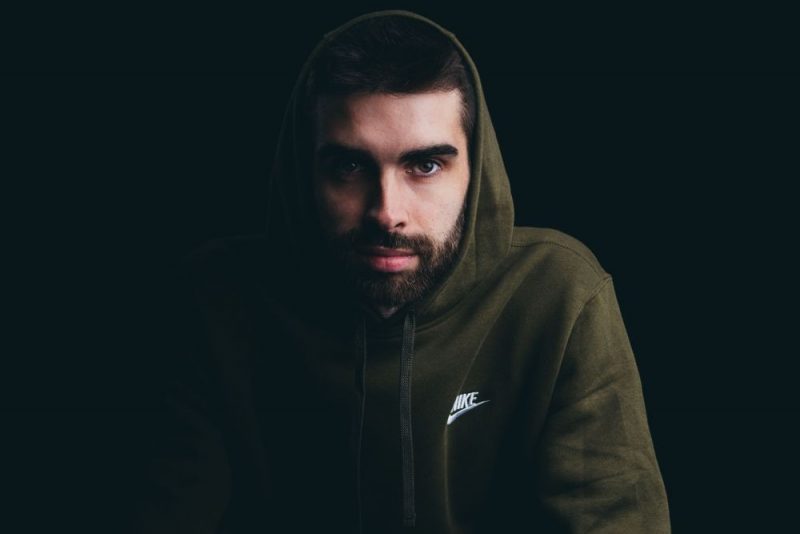 Sander W. Enchante avec ‘Hey Ya’ : Un Single Tropical House Envoûtant