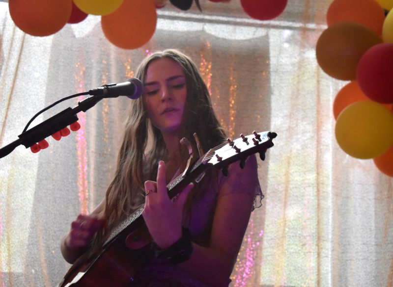 Annie Anna Évoque la Nostalgie et la Découverte de Soi avec « Forget About Me »