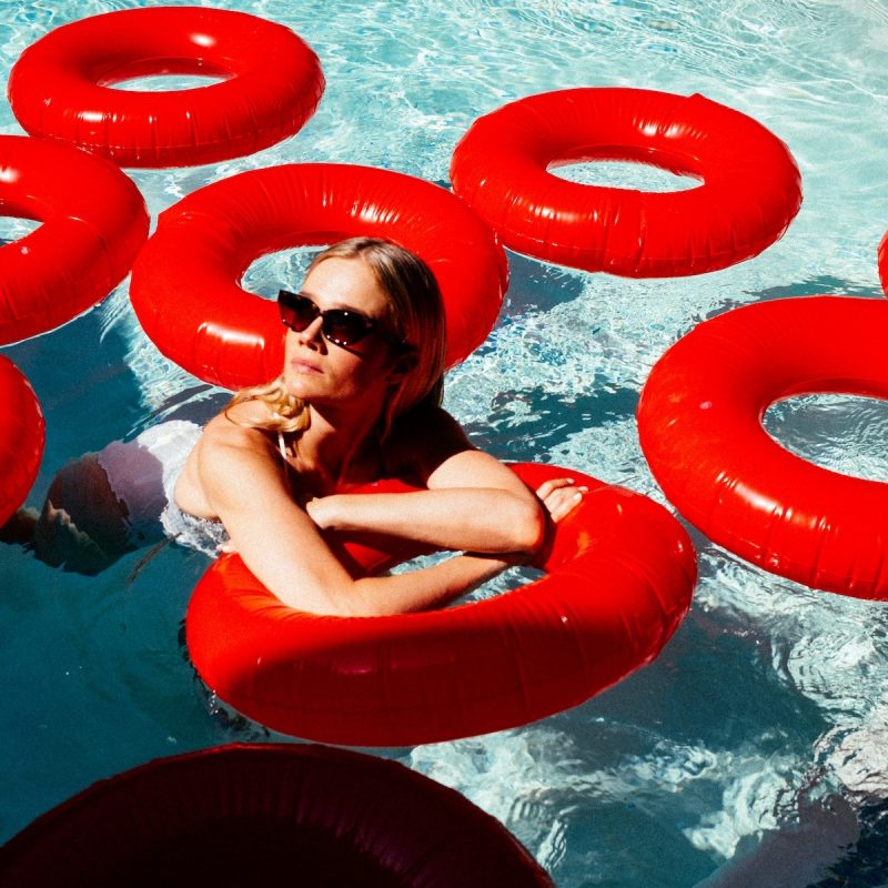 Florrie plonge dans l’été avec son nouveau single envoûtant ‘Swimming Pool' »