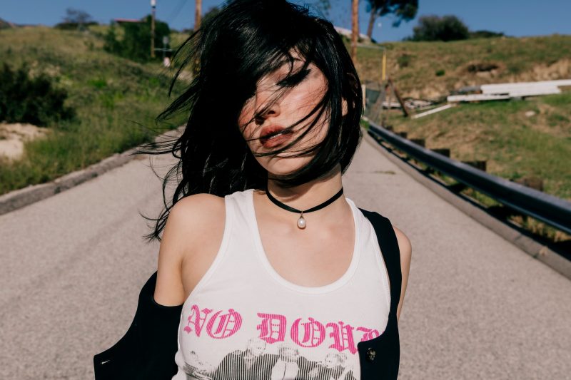 GRAVA Dévoile ‘Petty Drama’ : Une Évasion Pop Punk Contre les Dramas Superflus