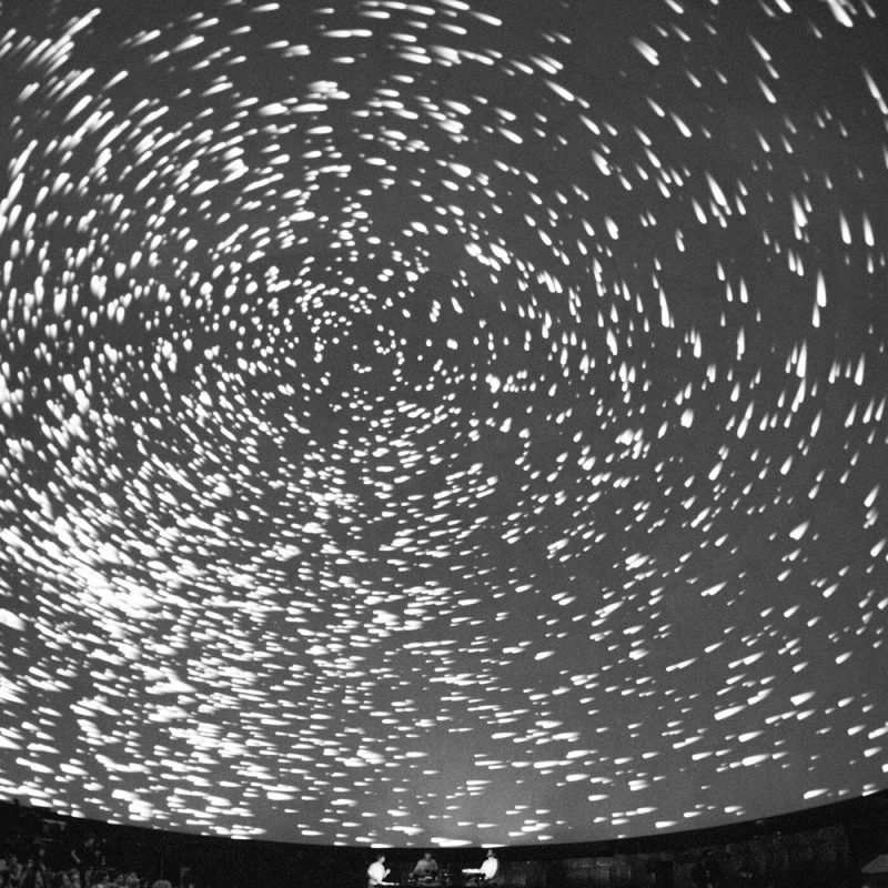 « Stretch for the Stars » : Touring et Joshua Idehen fusionnent poésie et énergie électronique