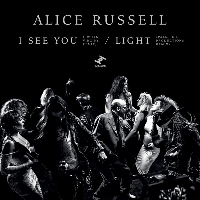 Alice Russell revisite « I See You » avec Sworn Virgins