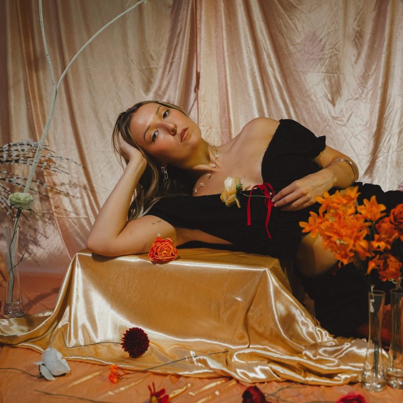 Caro Miller dévoile « Flowers » : un hymne à l’amour-propre au cœur de son prochain EP