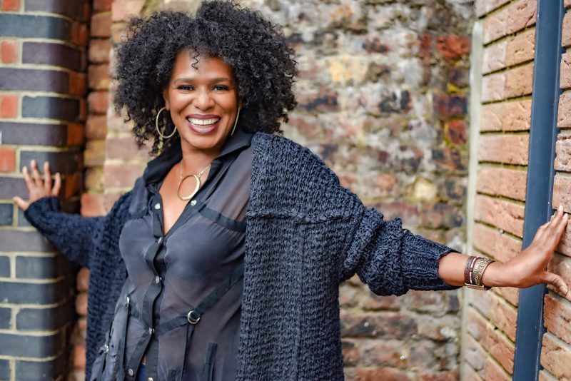 Viveen : Un Voyage Électrisant avec ‘Four To The Floor’