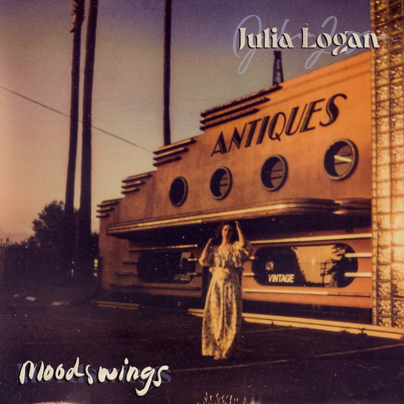 Julia Logan charme avec sa nouvelle chanson « Moodswings »