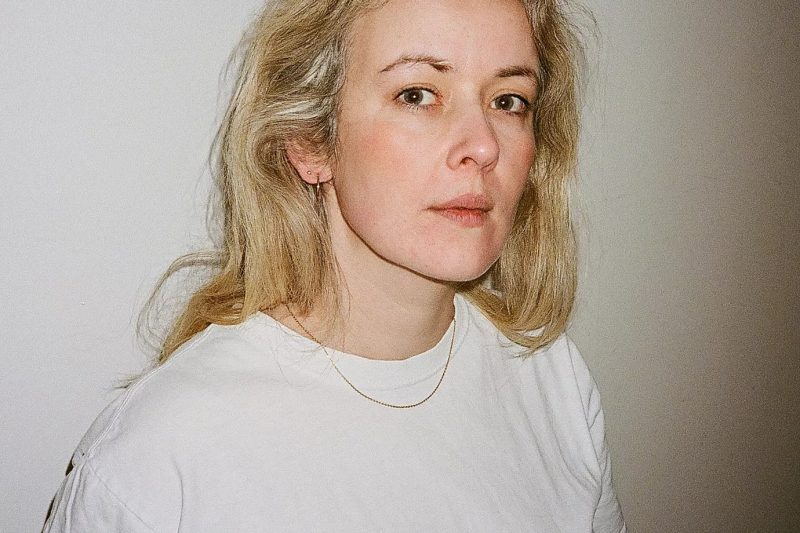 « The Deeper the Dark » de Marie Fjeldsted – Une lumière dans l’obscurité