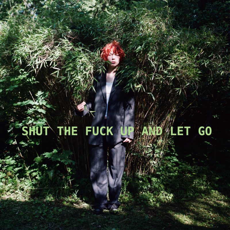 Mira Lu Kovacs dévoile &lsquo;Shut The Fuck Up And Let Go&rsquo; : une évasion douce et réconfortante avant son nouvel album