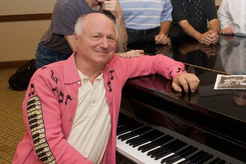 Décès de Screamin’ Scott Simon, pianiste emblématique de Sha Na Na, à l’âge de 75 ans