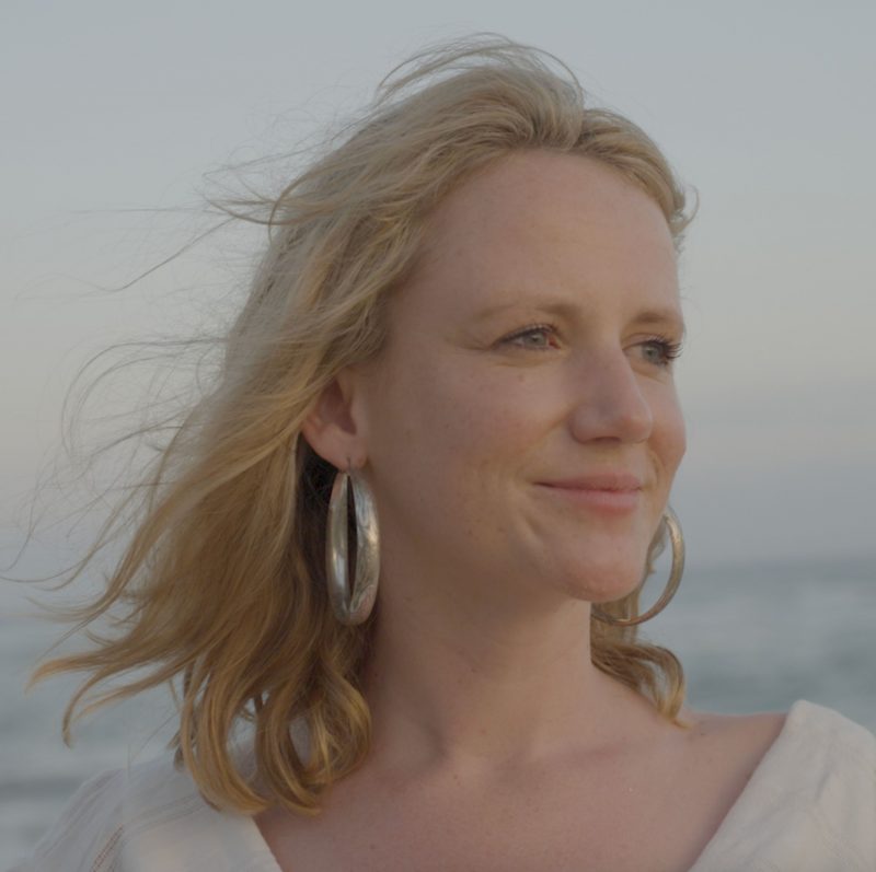 « Close To You » : Alex Kate capture l’instant fragile des débuts amoureux