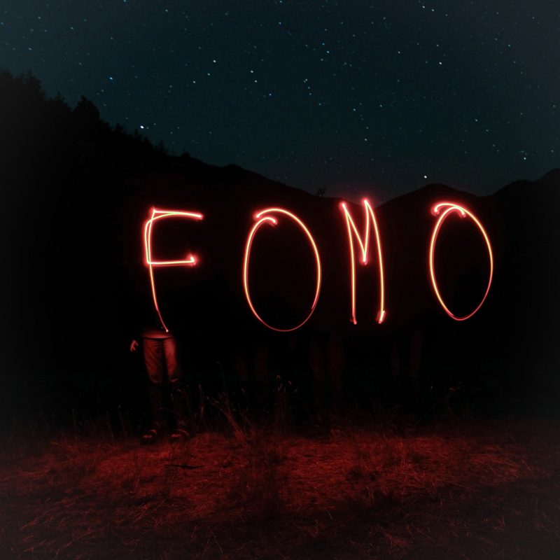 Carson Ferris dévoile « FOMO » : Quand la Musique Devient une Priorité