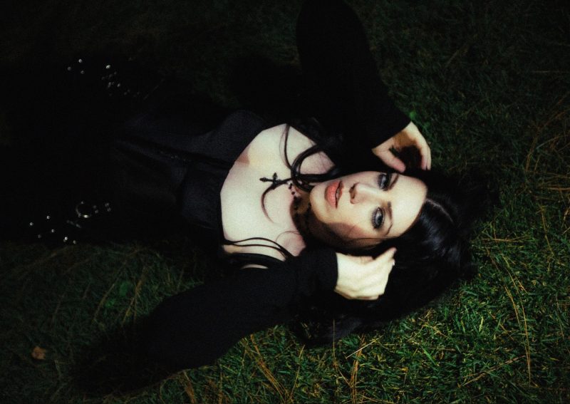 Echos Évoque les Souffrances du Passé avec &lsquo;PAPERCUTS&rsquo;