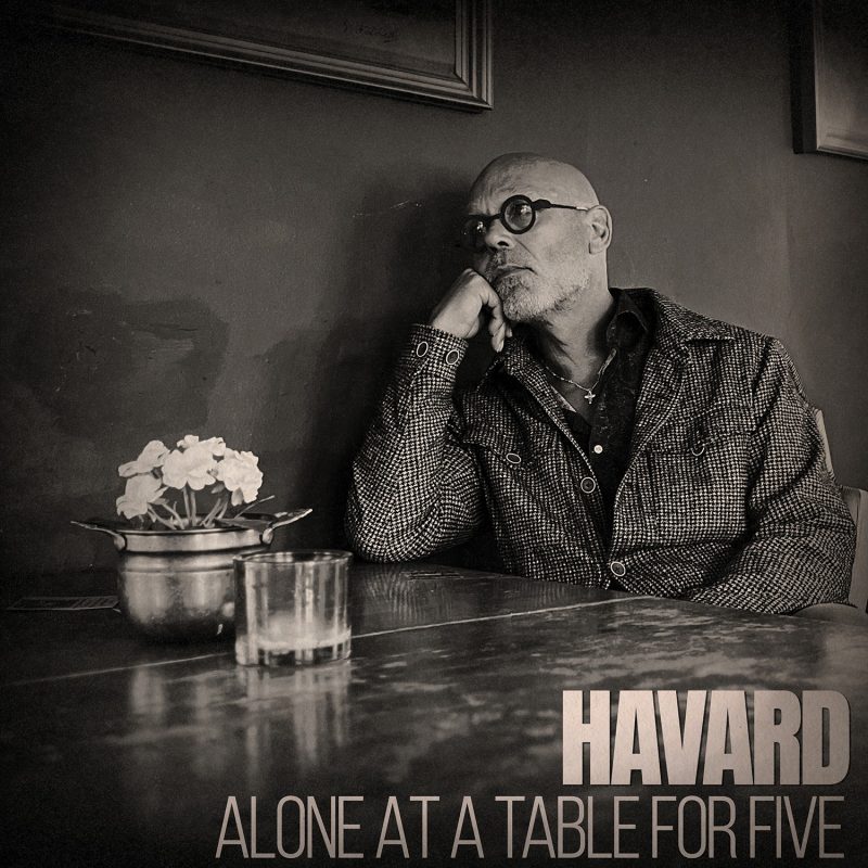 Havard : Une Exploration de l’Isolement avec « Alone At A Table for Five »