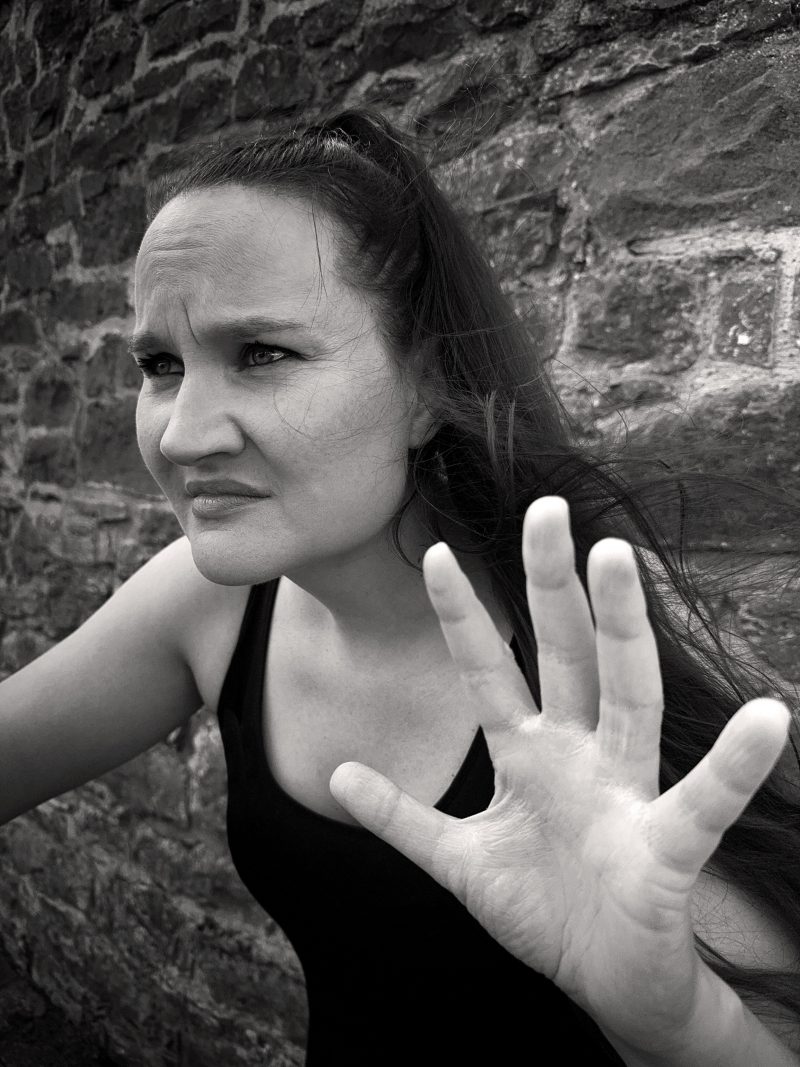 Jenny Räisänen explore l’isolement avec “In A Vacuum”
