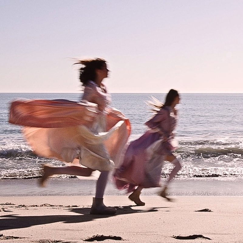 Kónguló et neonme plongent dans les eaux sombres avec ‘The Water in Me’