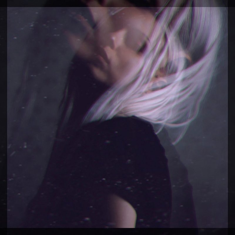 Raven Ives : Éblouissante avec son EP « Dancing Shadows »