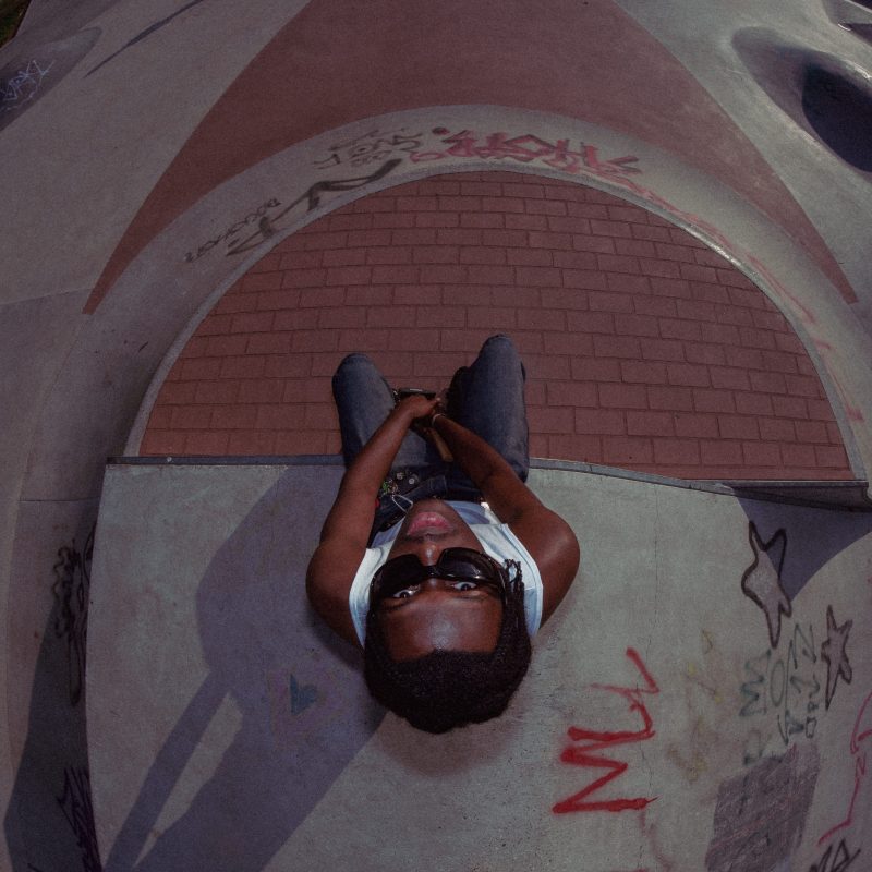 tmdistant dévoile « jenna (too perfect) » : un hymne pop-punk à la perfection et à l&rsquo;acceptation de soi