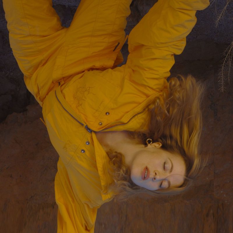 « Spacewalker » d’Ay Wing : Un Voyage Cosmique et Sensuel