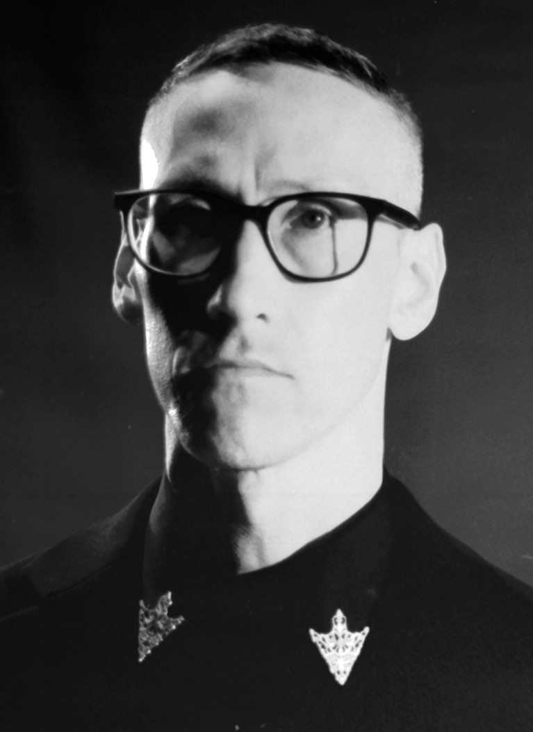 Twice Dark : « Invisible Man », un manifeste sombre et dansant sur l’éphémérité