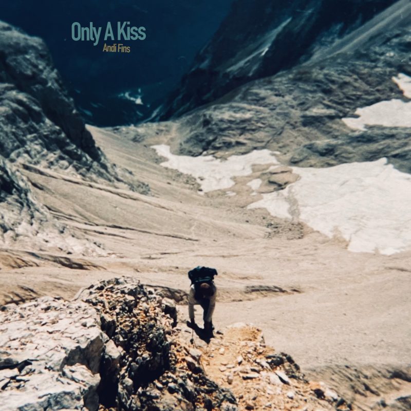 Andi Fins explore les contradictions urbaines avec « Only A Kiss »