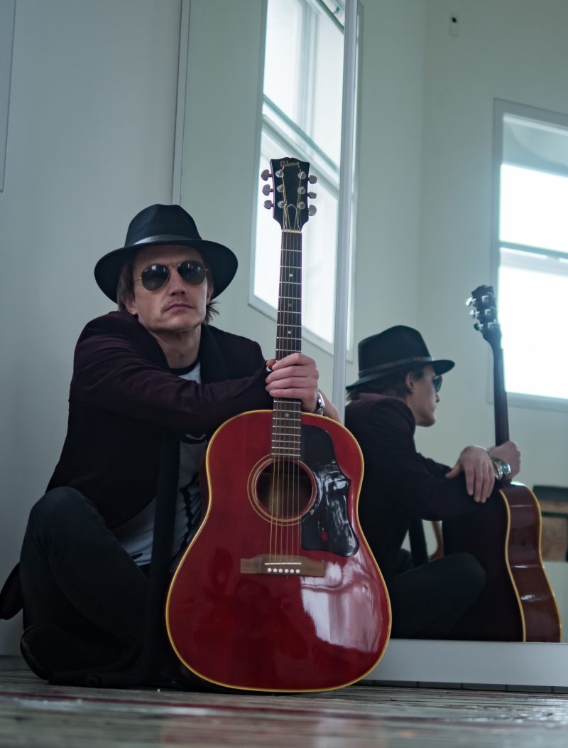 « Watchtower » : Une ballade acoustique envoûtante de Free/Man