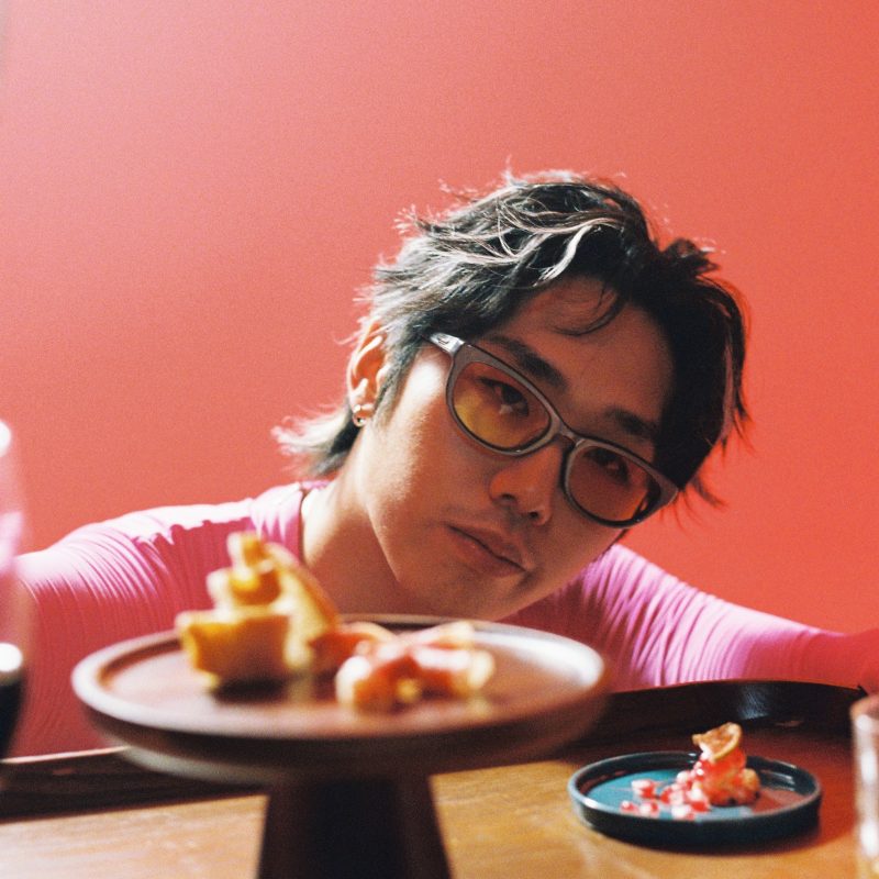 GiNN 諸葛靖 : Une exploration de la sensualité et du respect dans « 暈 (Dizzy) »